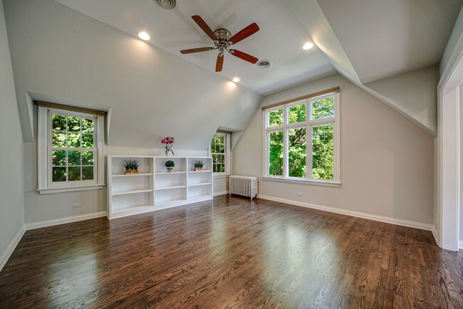 Building Photo - 662 Greenview Pl