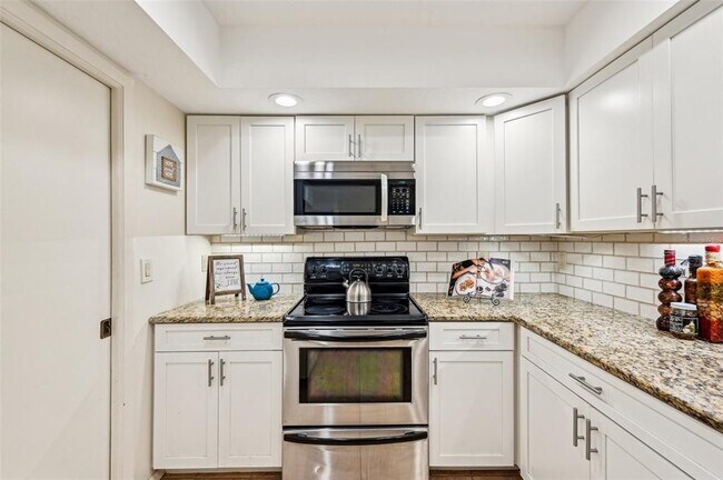 Building Photo - 7245 Wood Creek Dr