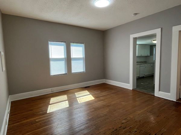 Building Photo - Charming 3 bed/2 bath, plus bonus, close to downtown and campus