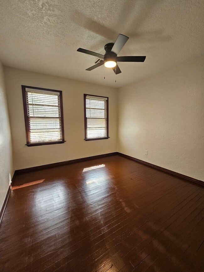 Building Photo - (3) Bed/(1) Bath Close to Campus Avail NOW!!