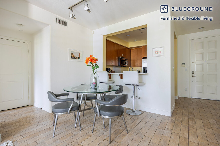 Building Photo - 7100 Playa Vista Dr