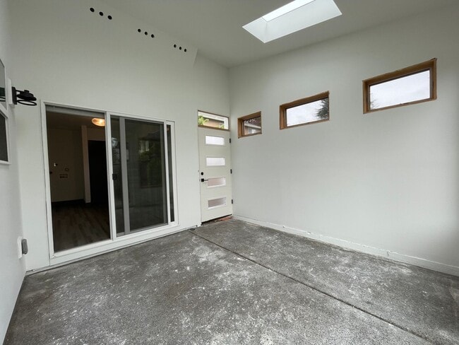 Building Photo - Charming 1Bed 1Bath Modern 2 Story Cottage with Fabulous Updates! Washer & Dryer Hook-ups!