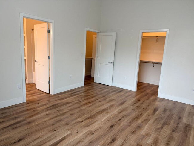 Building Photo - 4 bed/3.5 Bath Townhouse in Richmond Neigh...