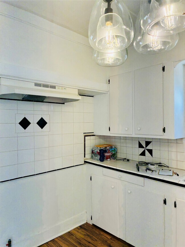 Building Photo - 702 Caplin St