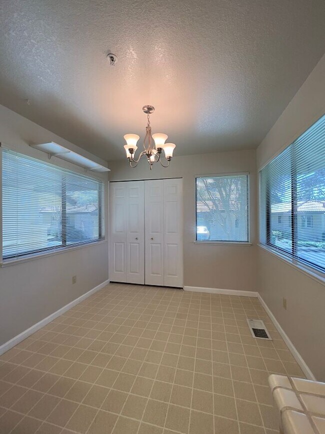 Building Photo - 64 Fountain Grove Cir