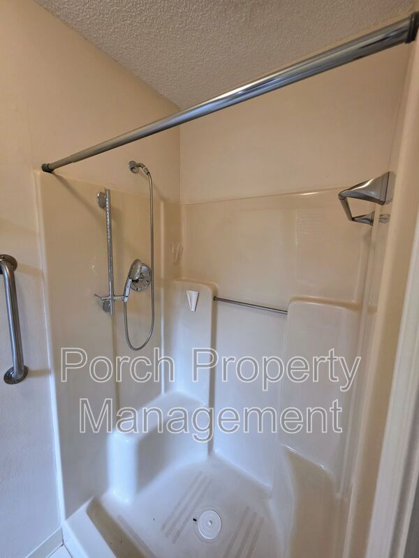 Building Photo - 303 Shoreline Dr