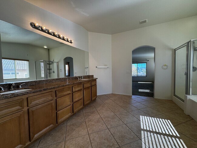 Building Photo - Spacious Temecula House with Bedroom and Bathroom on first floor!