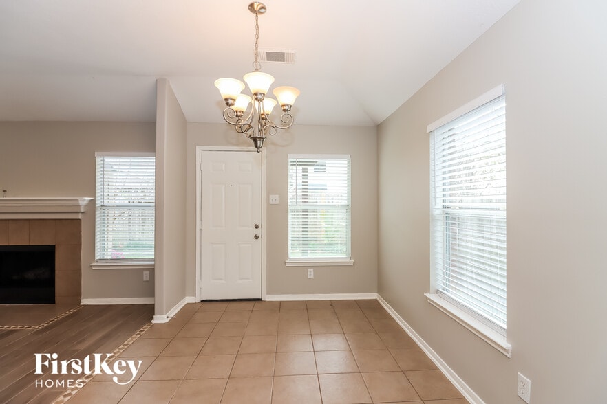 Building Photo - 2726 Lakecrest Way Dr