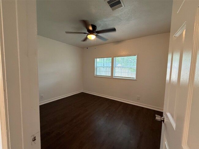 Building Photo - 9433 Rosehaven Dr