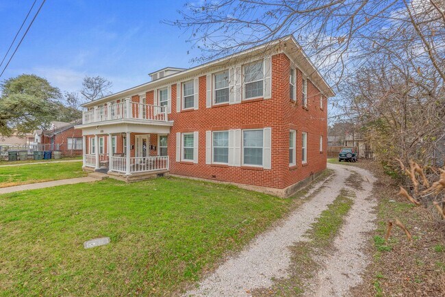 Building Photo - Cozy 2 Bedroom Apartment Available for Aug...