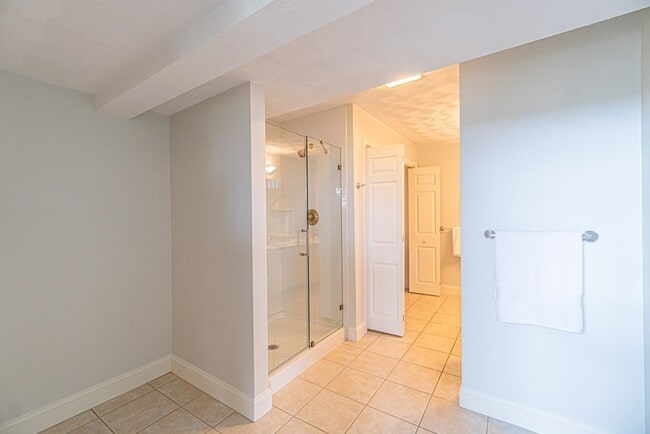 Building Photo - 32 Waltham St