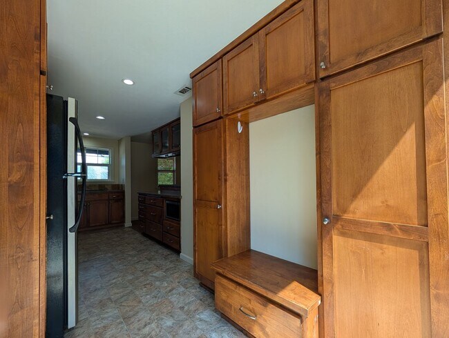 Building Photo - 890 E 29th Ave