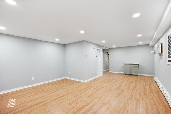 Building Photo - 213 5th St