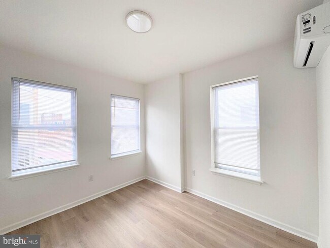 Building Photo - 319 E Lehigh Ave