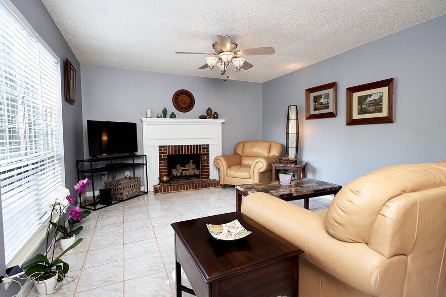 Common area - 13500 Walkers Creek Dr