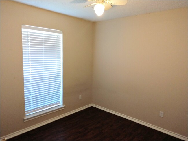 Building Photo - $1795 - Nice 3 bedroom 2 bath house in Eas...