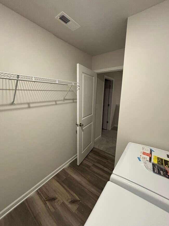 Building Photo - 304 Detroit Ln