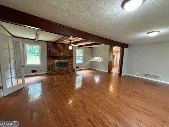 Building Photo - 3155 Oak Dr