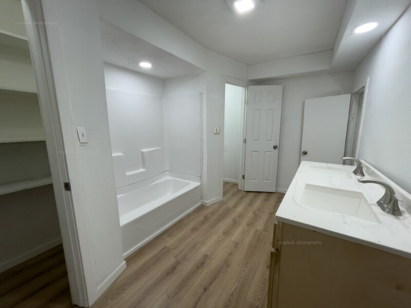 Building Photo - 1051 Dubois St