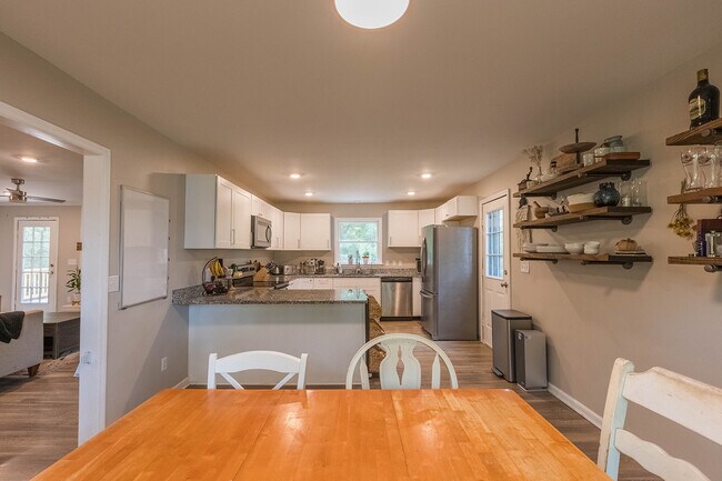 Building Photo - 210 Elliott Ct