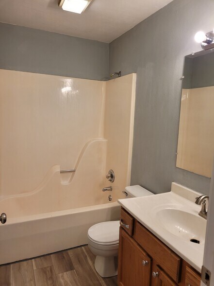 Building Photo - 8 Peartree Ln