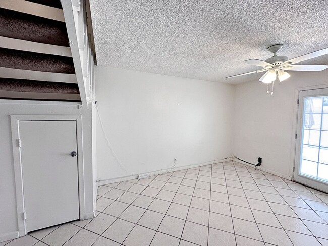 Building Photo - 3 BEDROOM 2.5 BATH TOWNHOME