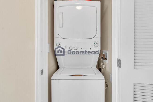 Building Photo - 475 Redwood St