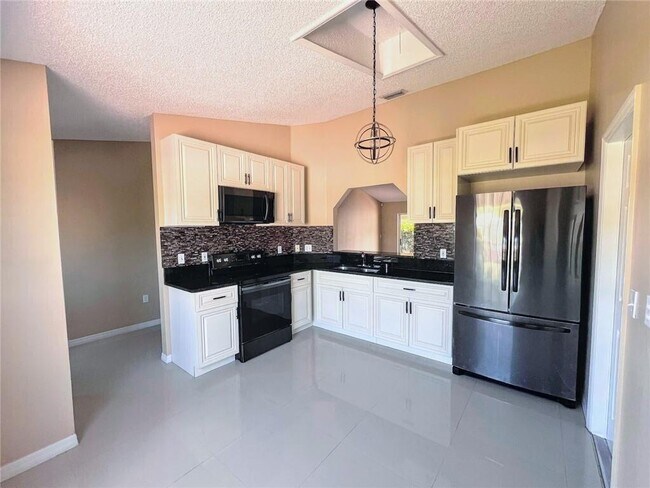Building Photo - 2075 4th Ave SW