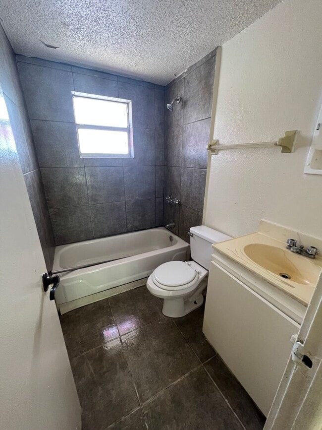 Building Photo - 2 bedroom 1 bath