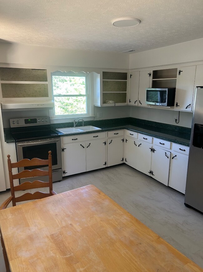 Building Photo - 1103 Ashbourne Dr