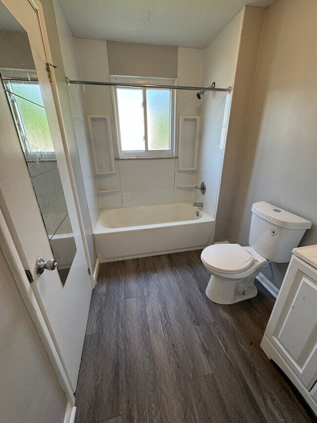 Building Photo - 4 Bedroom 2 Bath in Mckees Rocks!