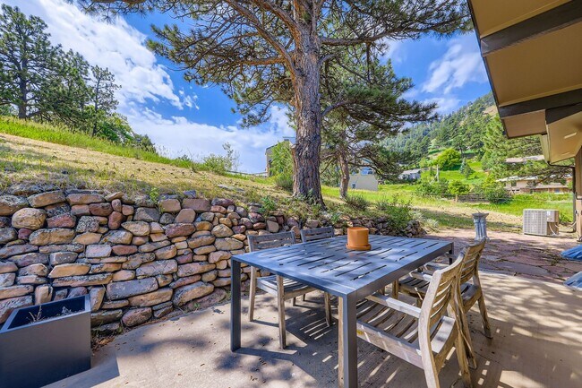 Building Photo - Stunning 4 BDR/2BA Mountain Retreat