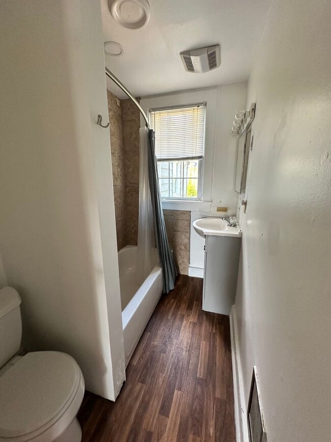 Building Photo - Unit for rent off of Griffin Avenue! Avail...