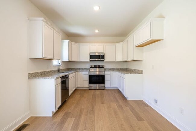 Building Photo - Stunning 4-Bed, 3-Bath Home with 2-Car Garage- ONE MONTH FREE RENT Move-In Special!