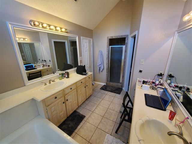 Building Photo - 2609 Classic Ct E