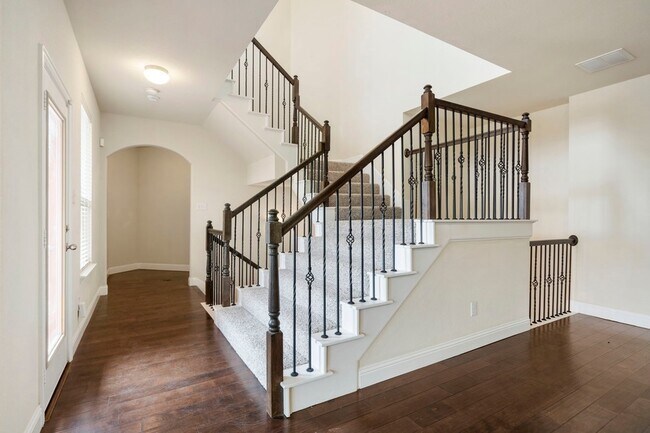 Building Photo - 2640 Venice Dr