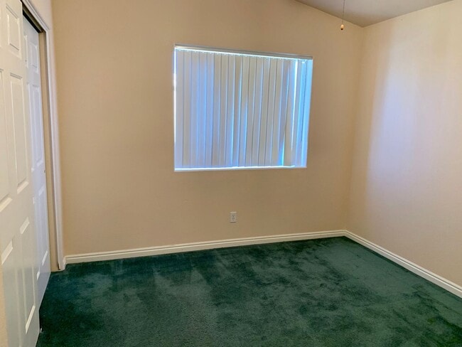 Building Photo - Affordable 2-BR Condo is Centrally Located