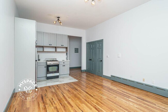 Building Photo - 52 Monitor St