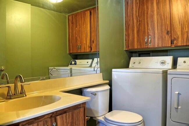 Building Photo - 5289 Middle Ct