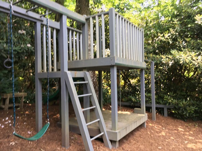 Play area - 283 Tanglewood Dr