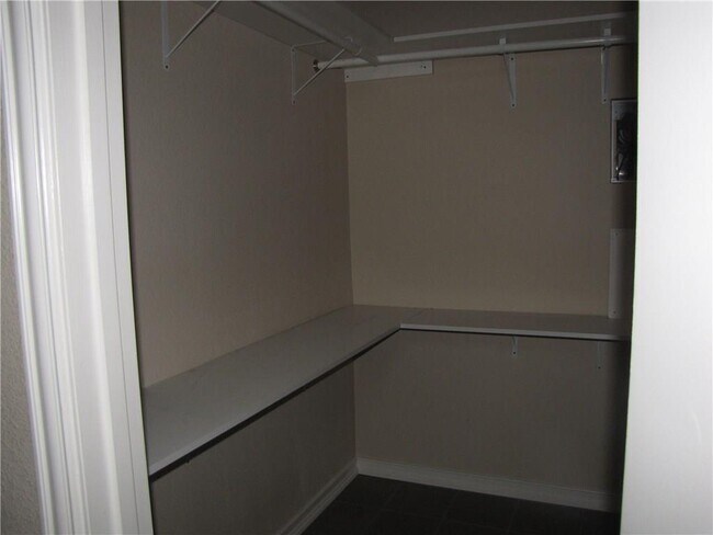 Building Photo - 923 College Ave