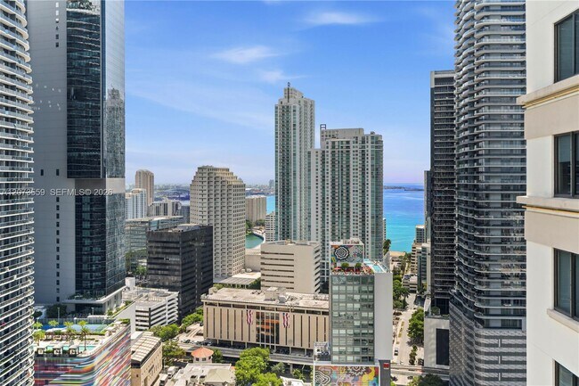 Building Photo - 999 SW 1st Ave
