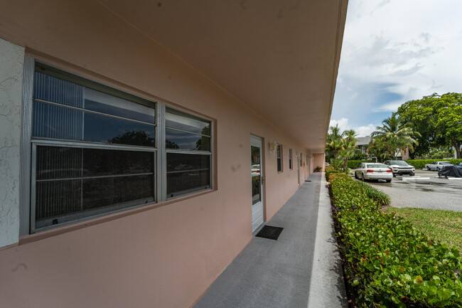 Building Photo - 18081 SE Country Club Dr