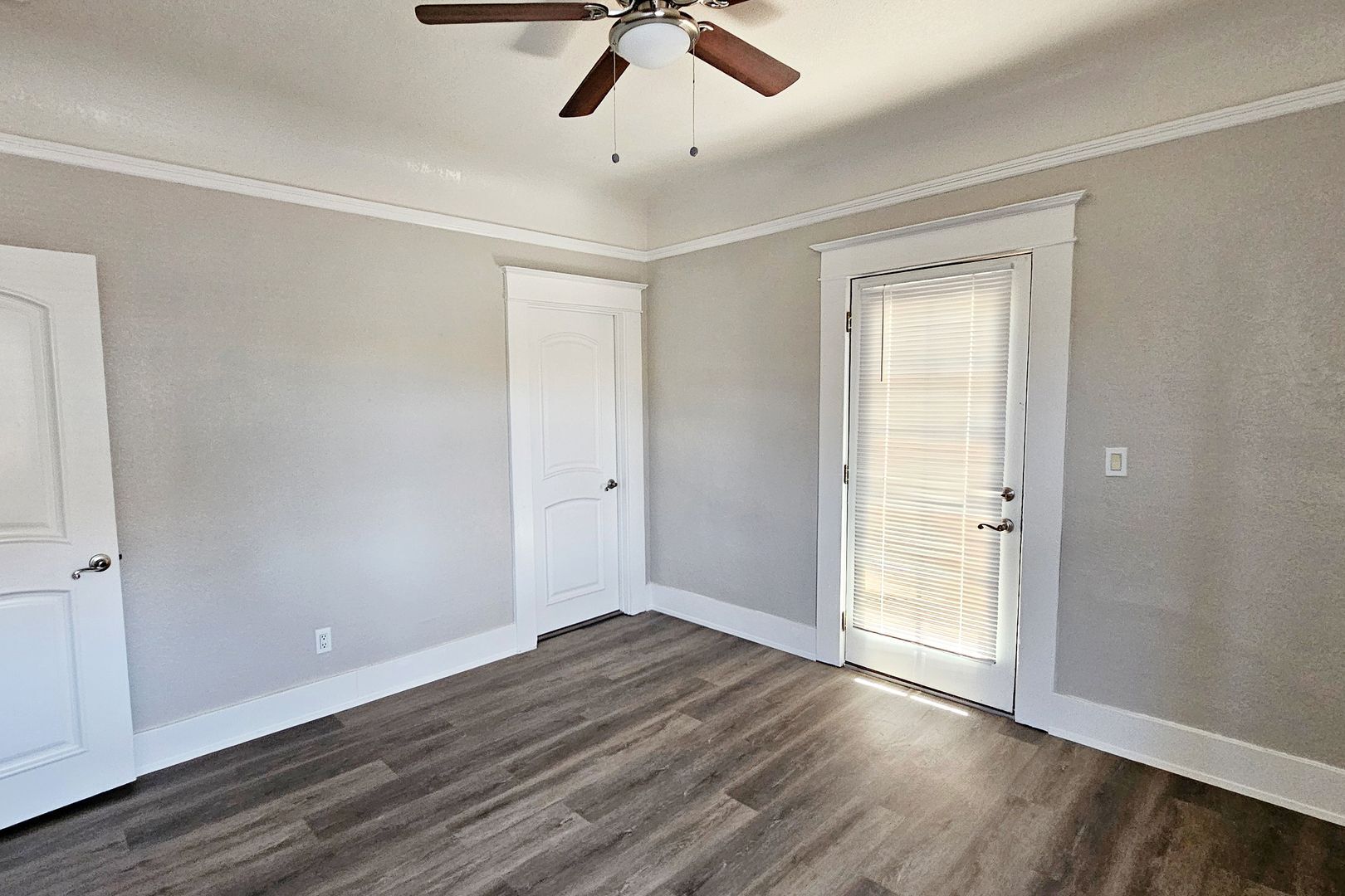 Building Photo - 342 W 10th St