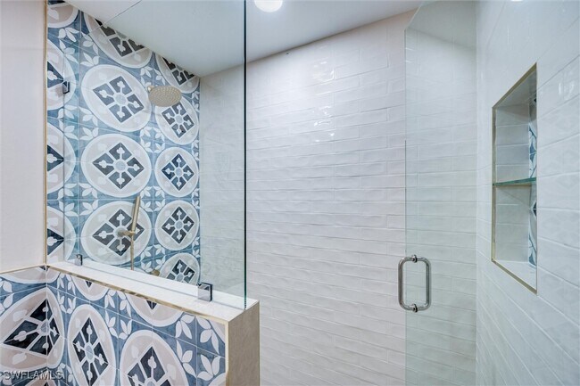 Building Photo - 2800 Lakeview Dr