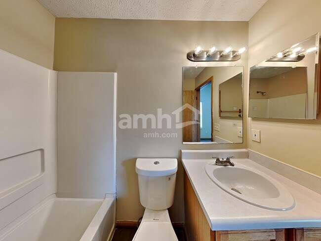 Building Photo - 3959 Highland Bluff Dr