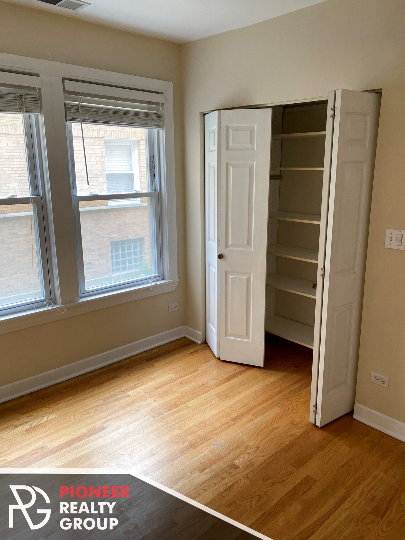 Building Photo - 628 W Roscoe St