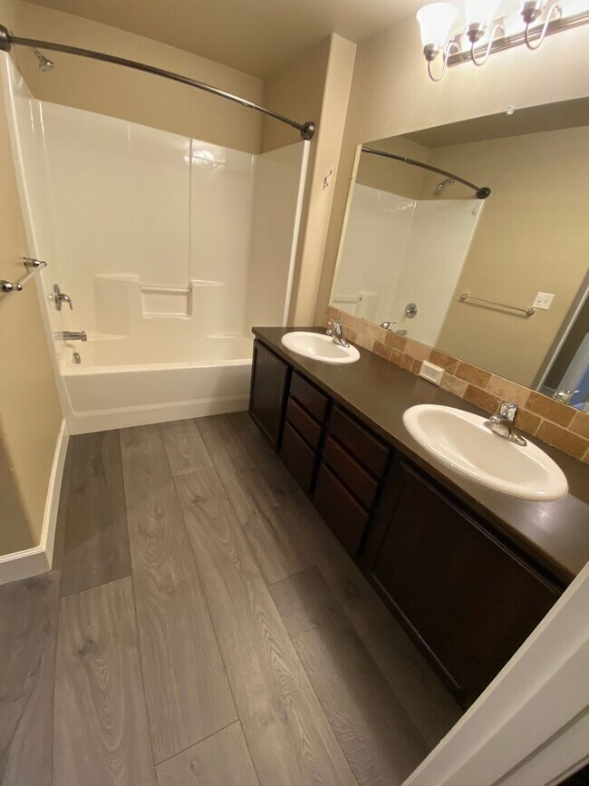 Building Photo - Newer NE Home, Gas Heat & A/C, All Applian...