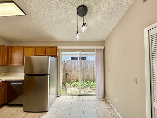 Building Photo - CUTE AFFORDABLE 2/2 DUPLEX off Michigan!