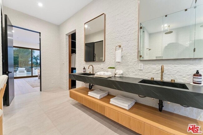 Building Photo - 9031 Alto Cedro Dr